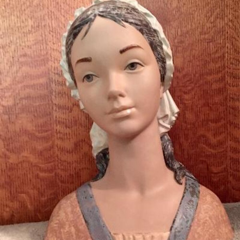 LLADRO LITTLE GIRL IN A BONNET